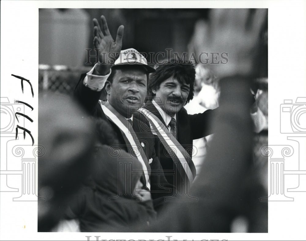 1989 Press Photo George Forbes waves to the crowd during the Columbus Day Parade - Historic Images