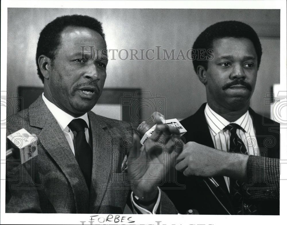 1989 Press Photo George Forbes addresses the media along with the city finance - Historic Images