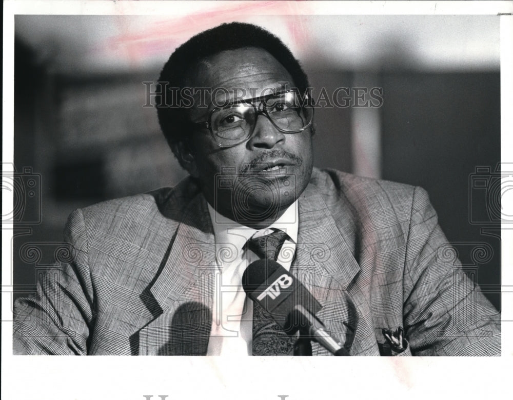 1989 Press Photo Mayoral Candidate George Forbes discusses Plain Dealer editoria - Historic Images