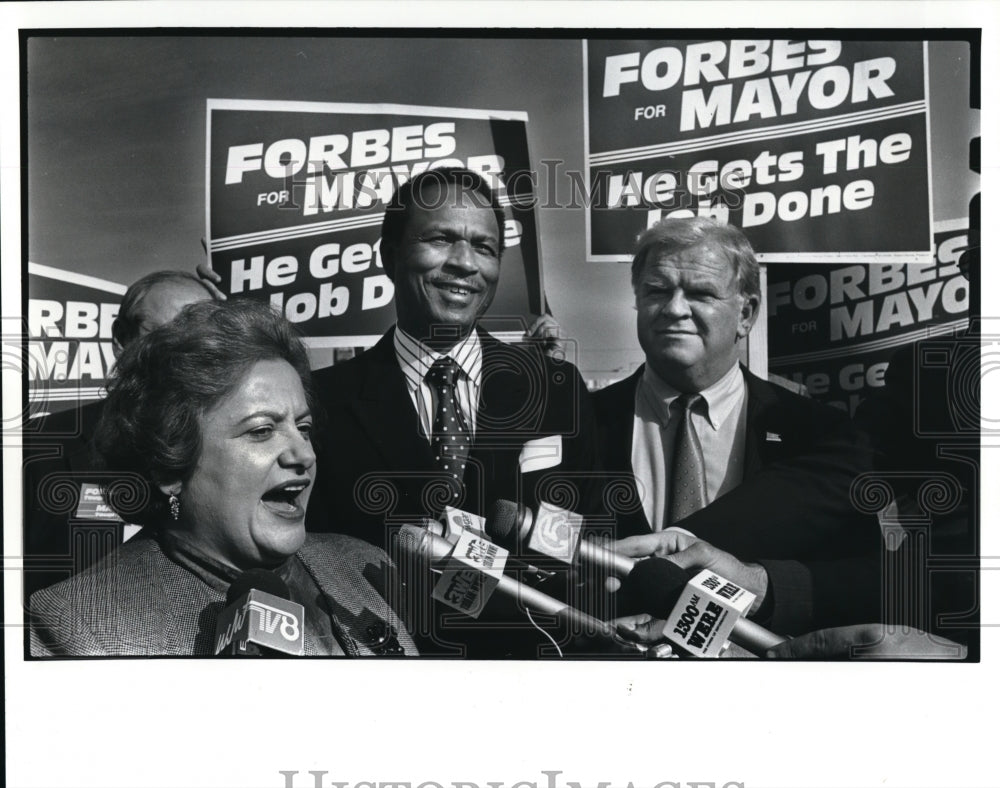 1989 Press Photo At a press conference today in the Westown Shopping Center - Historic Images