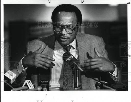 1989 Press Photo Mayoral candidate George Forbes discusses editorial cartoon - Historic Images