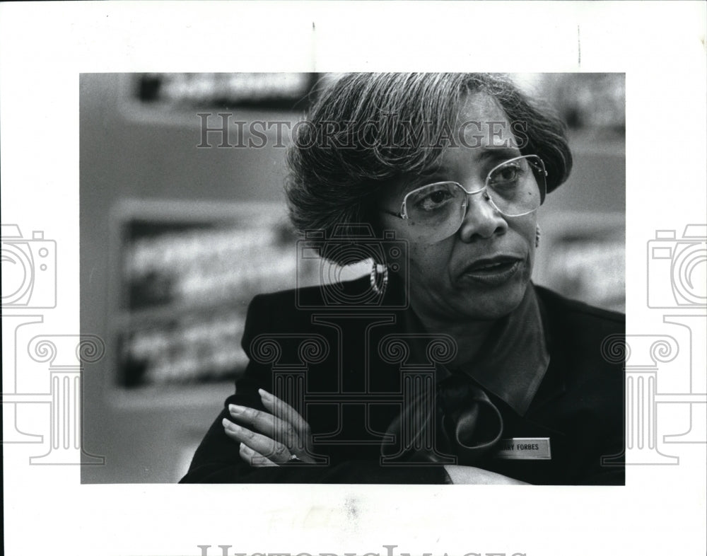 1989 Press Photo Mary Forbes, wife of George, speaks with confidence - Historic Images