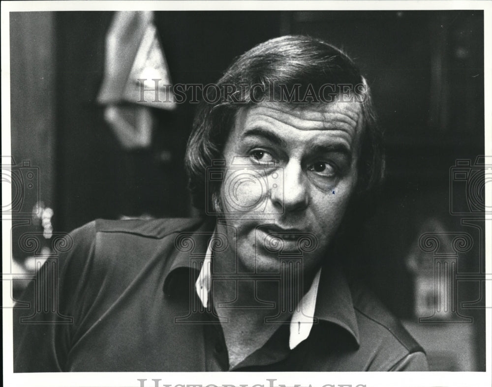 1980 Press Photo Mel Fisher Bartender Chevy Sales - Historic Images