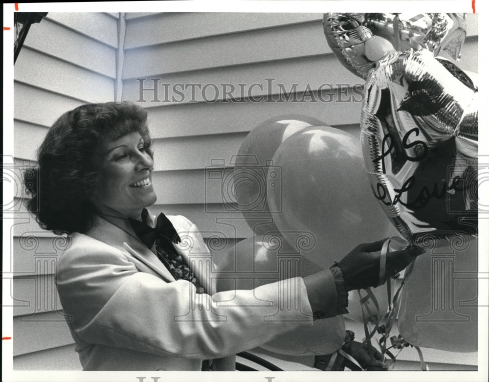 1981 Press Photo Balloon Lady Susan Gallitin and Balloons she sells - Historic Images