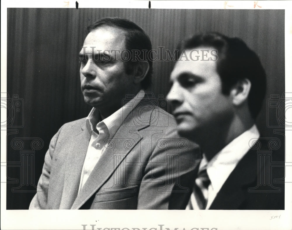 1981 Press Photo Joey Gallo arraignment before Judge Perry Jackson with attorney - Historic Images