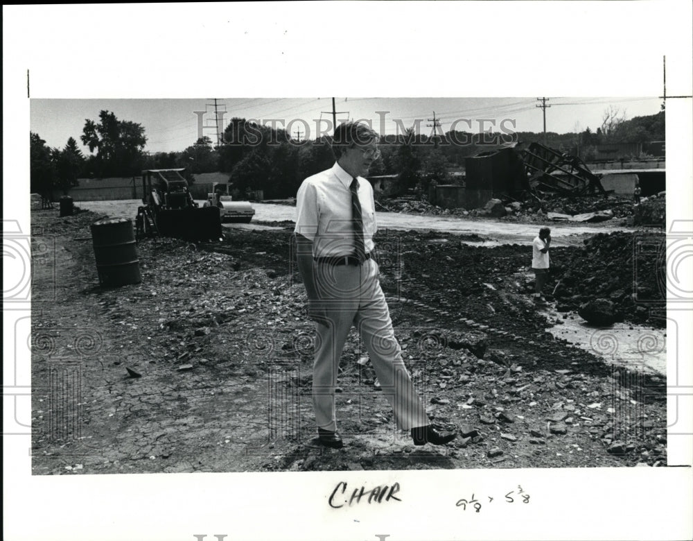 1981 Press Photo City Manager Silas Gamble of bedford walks past the site - Historic Images