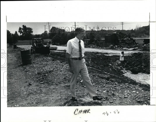 1981 Press Photo City Manager Silas Gamble of bedford walks past the site - Historic Images
