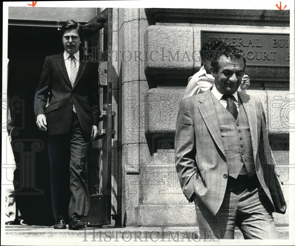 1981 Press Photo Jake Gallagher pres. Board Educat. leaves federal Court Pub Sq - Historic Images