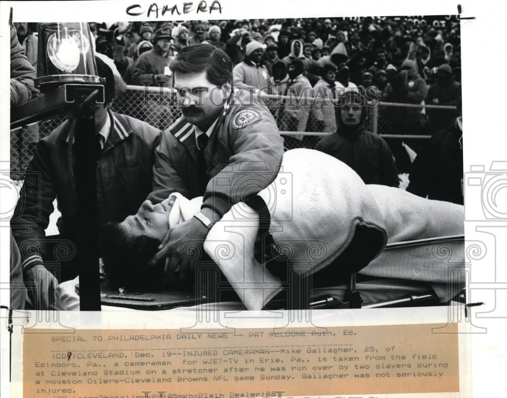 1988 Press Photo An injured TV cameraman from Erie, PA is placed on a stretcher - Historic Images