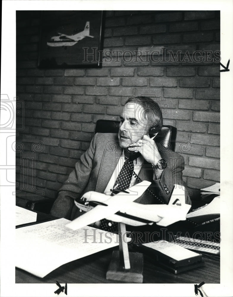 1986 Press Photo Monford Fischer, Commuter Plane to Mansfield & Galion - Historic Images