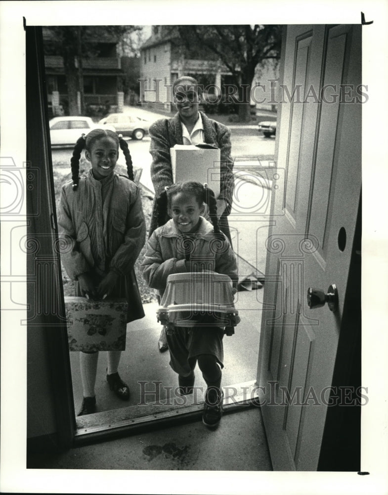 1988 Press Photo Barbara Ganaway and daughters Jasmine and Nicole at a new home - Historic Images