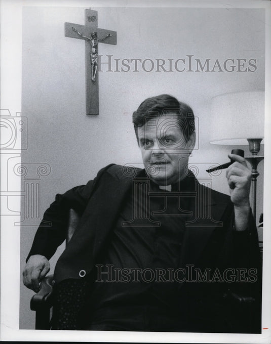 1977 Press Photo Rev. Thomas J. Gallagher - Historic Images