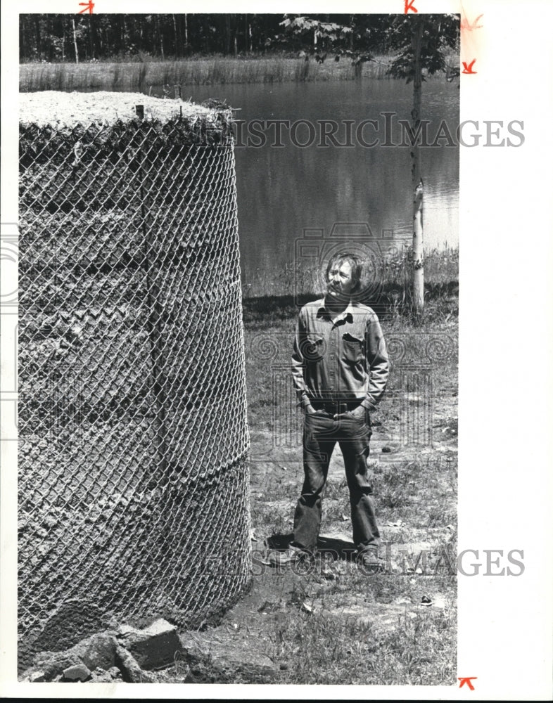 1980, Carl Floyd & earth sculpture to be covered with grass - Historic Images