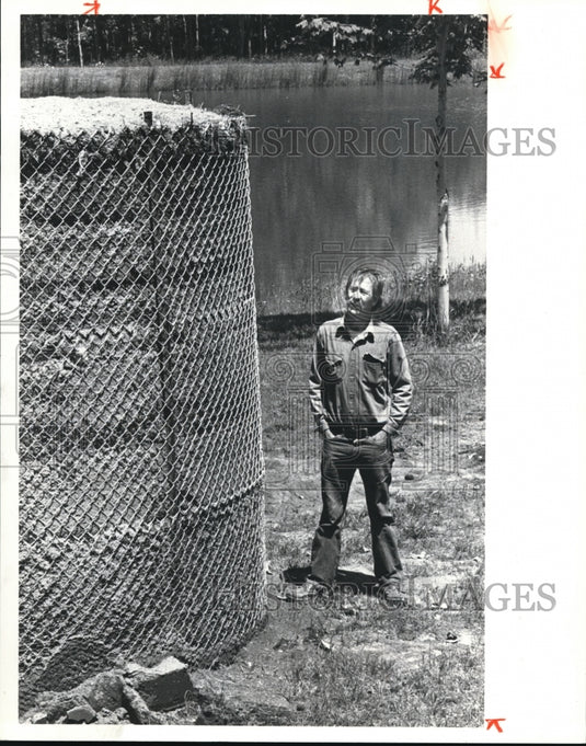 1980, Carl Floyd & earth sculpture to be covered with grass - Historic Images