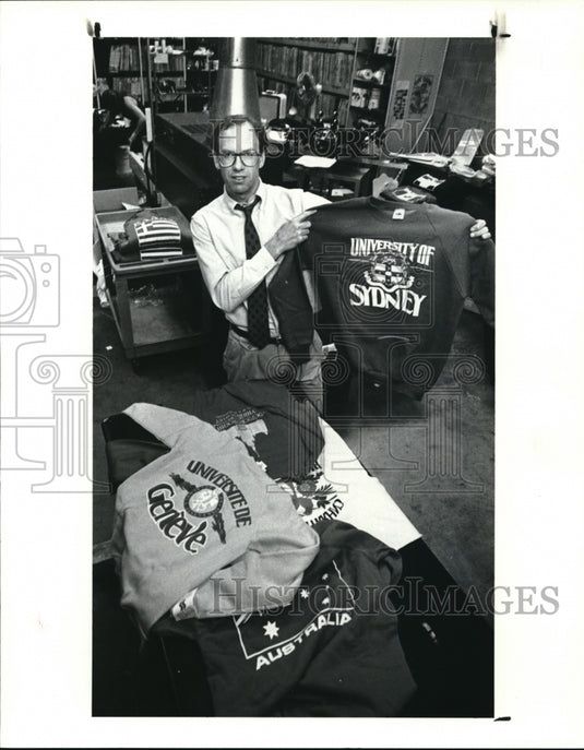 1988 Press Photo Jared Florian founder of Universal Screen Arts w/ his products - Historic Images