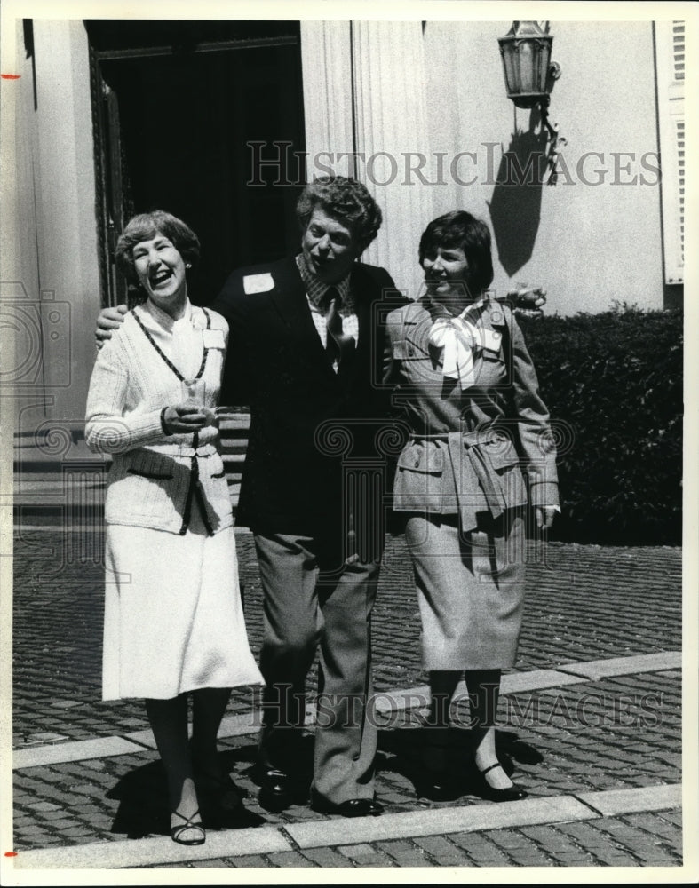 1979 Press Photo Peter Glossop English Baritone with two Ladies - Historic Images