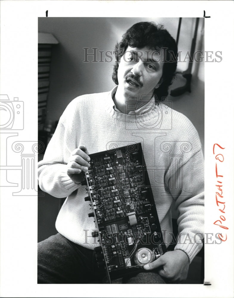 1989 Press Photo Frank Foti of Cutting Edge Technologies, 2501 3rd Street - Historic Images