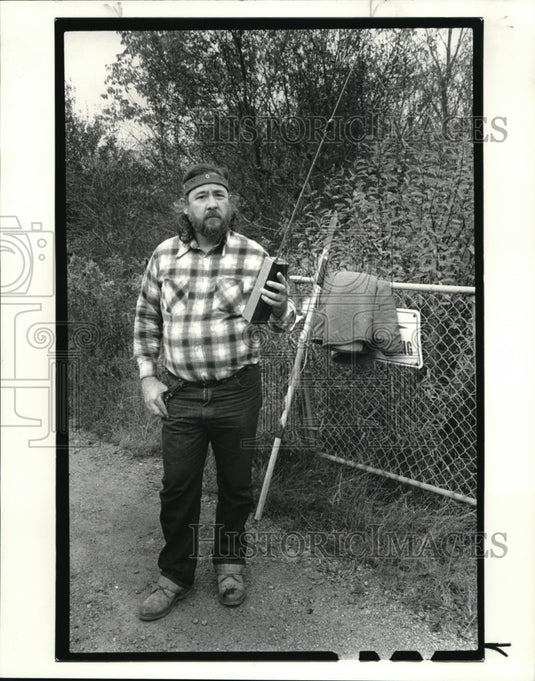 1986 Press Photo Jim Foster of Akron on walkie talkie - Historic Images