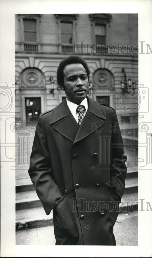 1979 Press Photo George Forbes outside Board of Ed Building a - Historic Images