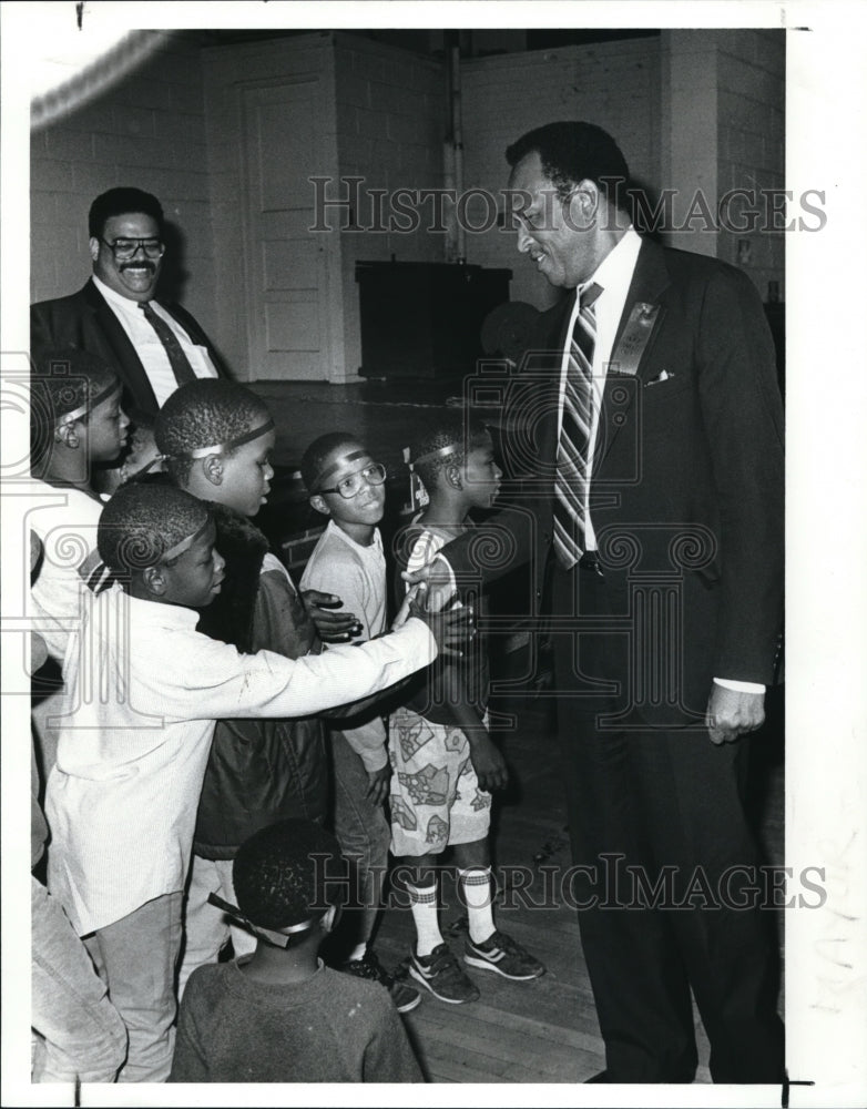 1989 Press Photo Cleveland Mayoral candidate George Forbes shakes hands - Historic Images