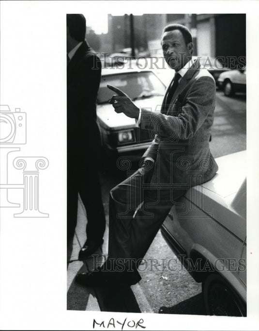1989 Press Photo George Forbes outside Keefer's restaurant on the west side - Historic Images