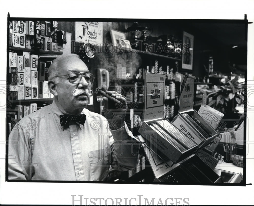 1988 Press Photo Marvin Goldstein owner of Tobacco Pouch store in Chagrin Falls. - Historic Images