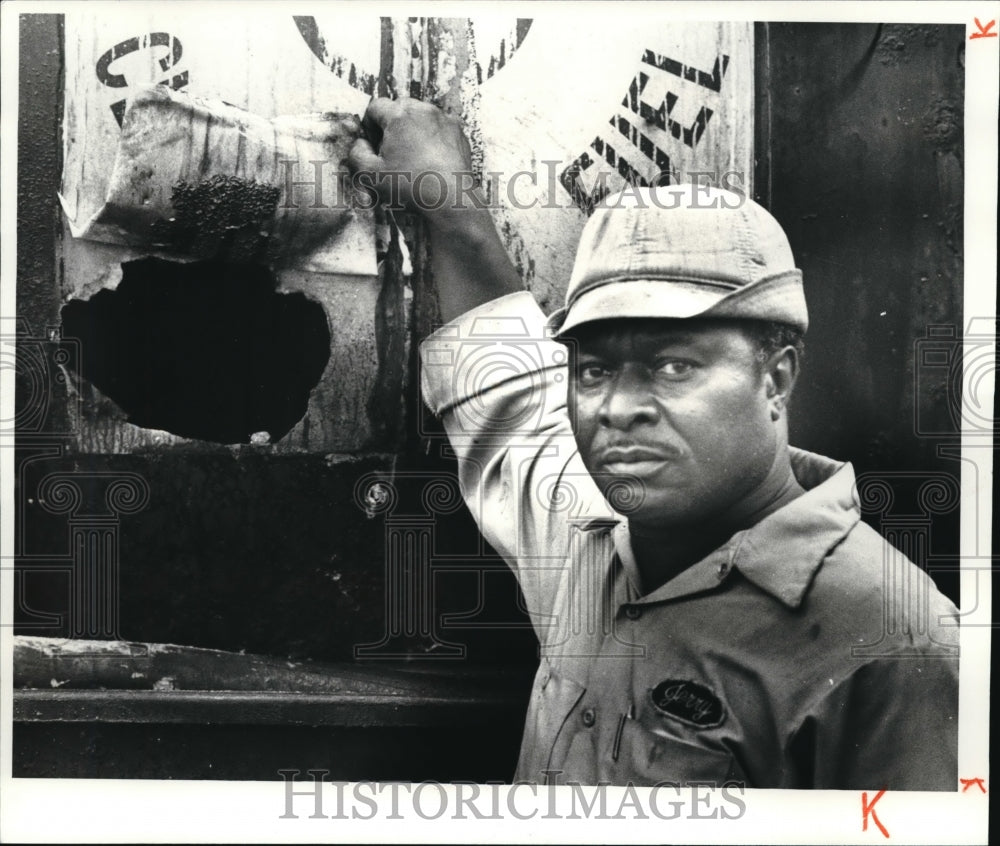 1981 Press Photo Jerry Gibson Truck Driver shows the hole in Acid Truck - Historic Images