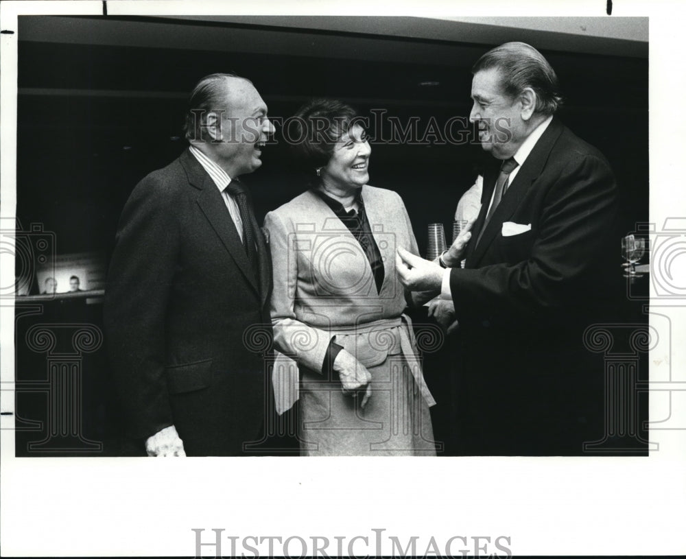 1982 Press Photo Jerry Silverman, Mrs. Bradge Golding and Shannon Rogers - Historic Images