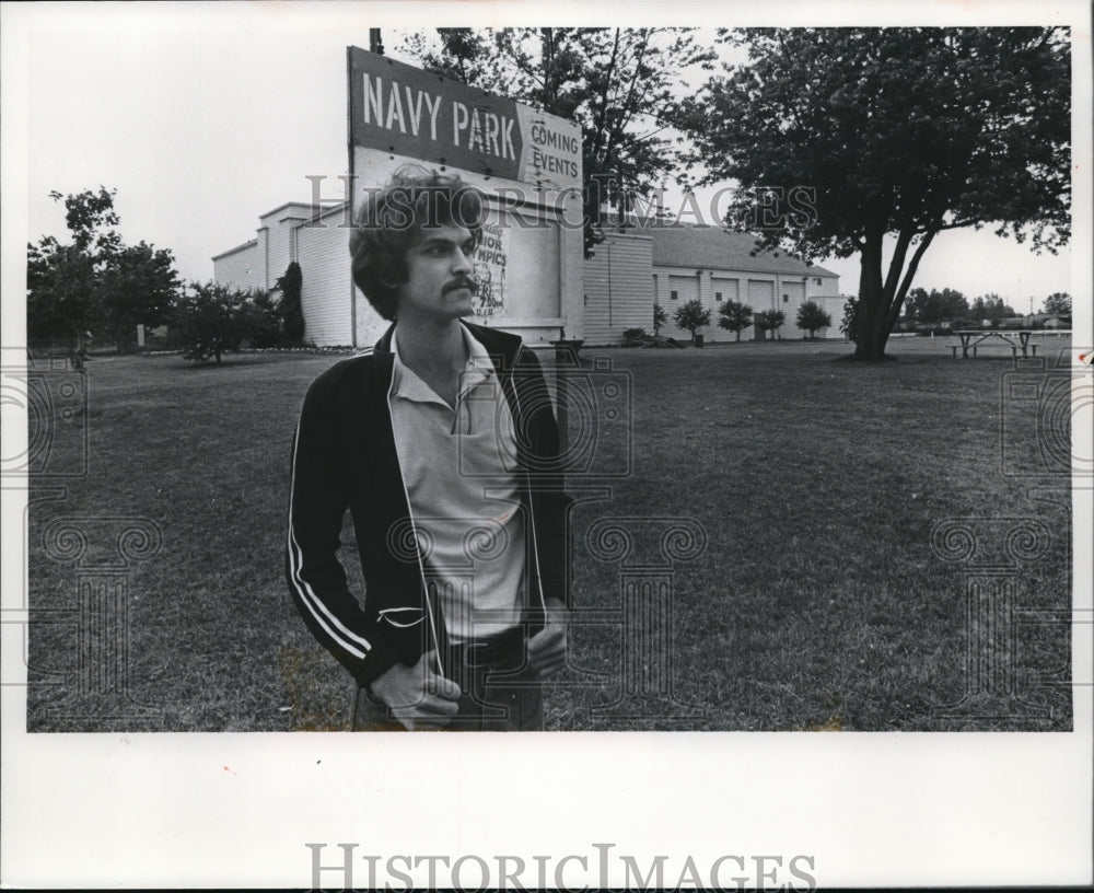 1978 Press Photo Howard Goldman is at the park after the suspension - Historic Images