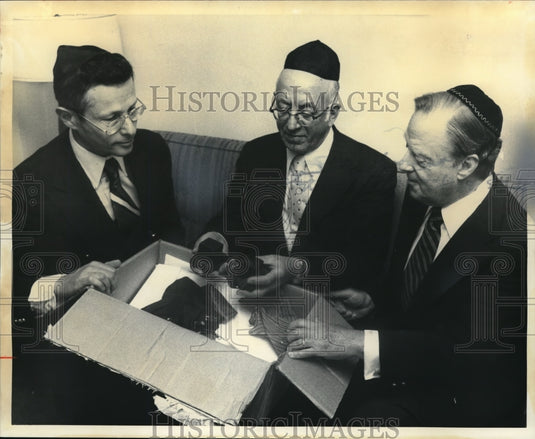 1976 Press Photo Rabbi Louis Engellburg, Rabbi Steven goldrich and Rabbi Arthur - Historic Images