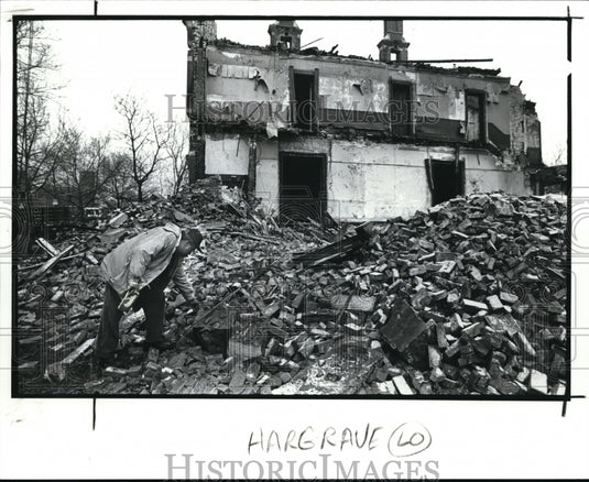 1988 Press Photo Mason A. Hargrave collects a couple souvenir bricks - Historic Images