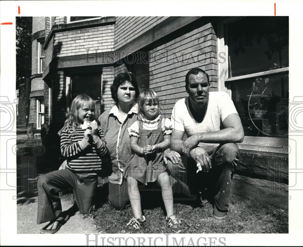 1980 Press Photo Earl & Denise Gravely & family - Historic Images