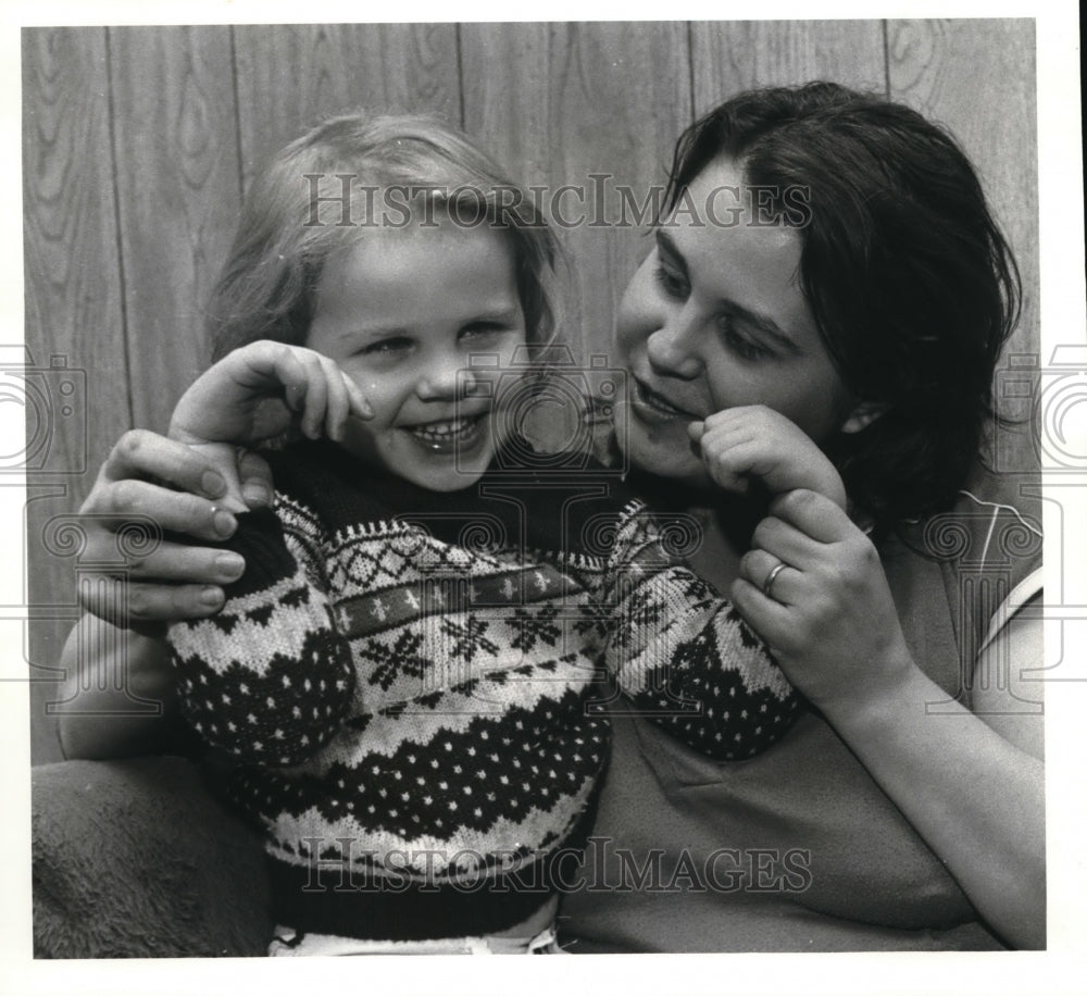 1982 Press Photo Denise Kay Gravely and mother Patrecia Thompson - Historic Images