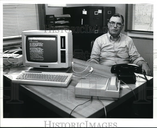 1989 Press Photo Marv Gisser working at home in his PR job - Historic Images