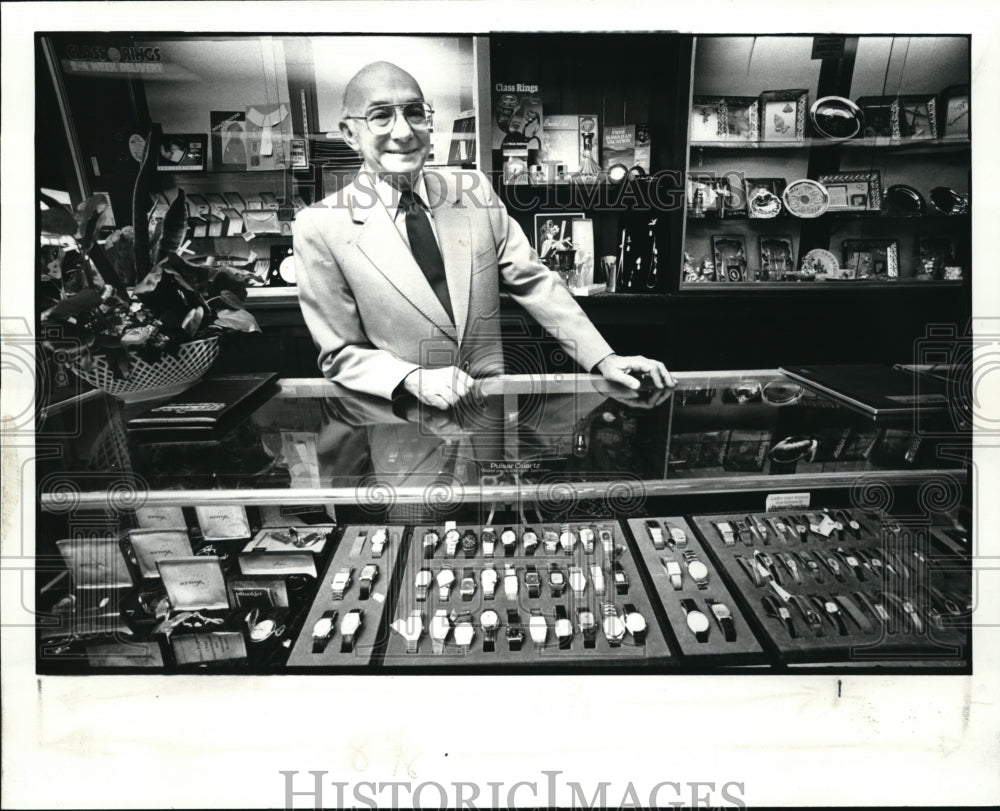 1983 Press Photo Bill Bivner in his jewelry store on Broadway Avenue - Historic Images