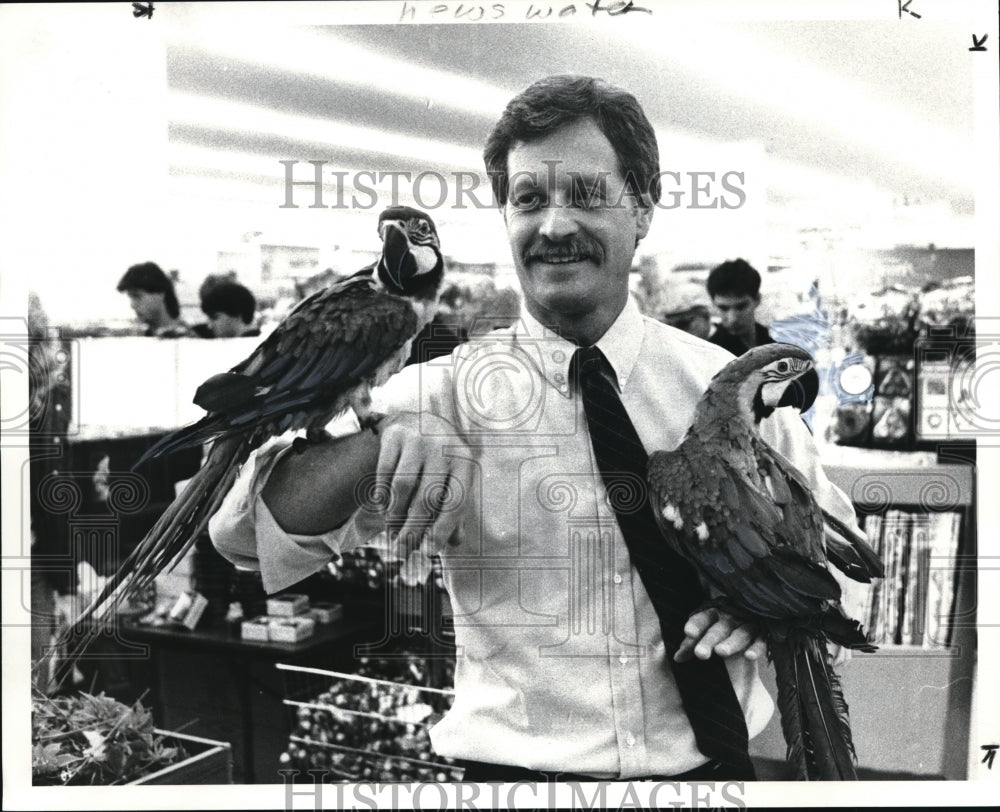 1985 Press Photo Marc Glassman, owner of Marc's & Bernie Schulman Drug store - Historic Images