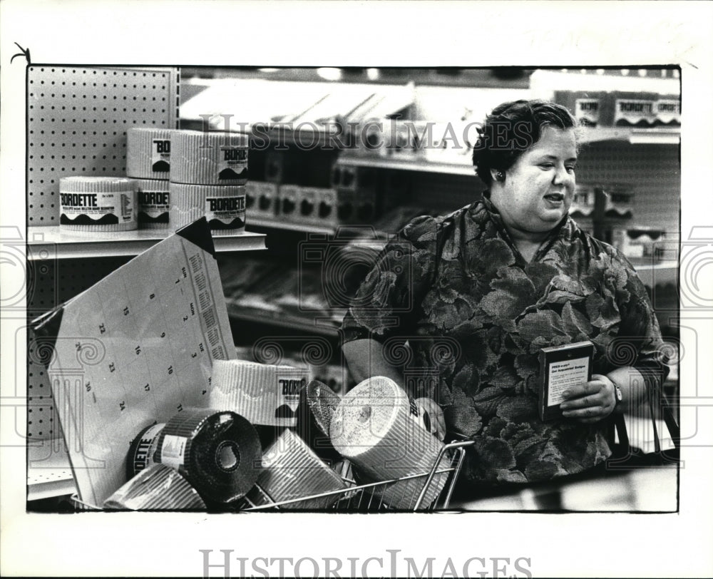 1985 Press Photo Dolores Fratus Teacher buys bulletin Board for Holcombs School - Historic Images