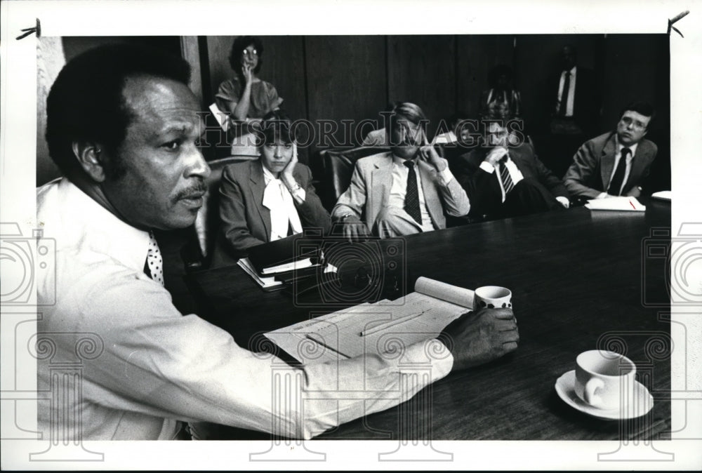 1985 Press Photo George Forbes Council Pres. in meeting about AIDS Victim. - Historic Images