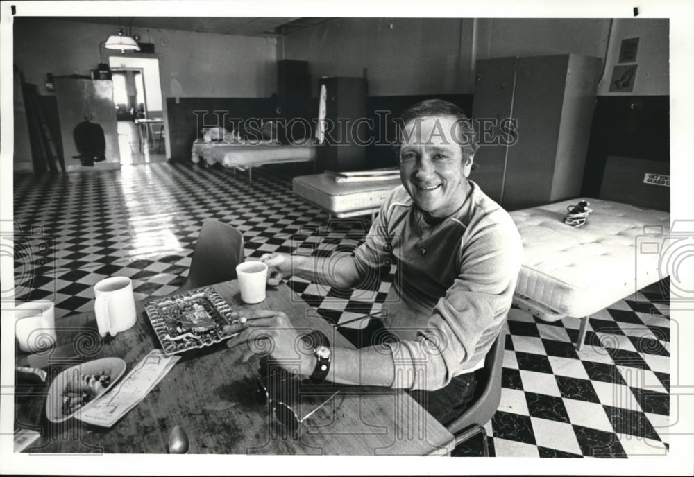 1982 Press Photo James Foley in the men&#39;s dorm at the Volunteer of American - Historic Images