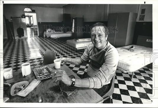 1982 Press Photo James Foley in the men's dorm at the Volunteer of American - Historic Images