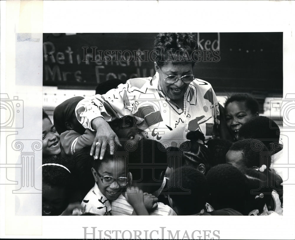 1987 Press Photo Carol Ford Retiring Teacher of Joseph Landis Elem. School - Historic Images