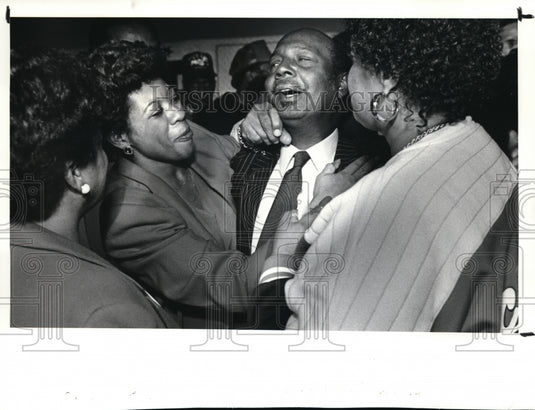 1987 Press Photo Zeke Forbes leaves Vels Party Lounge ate Concession Speech - Historic Images