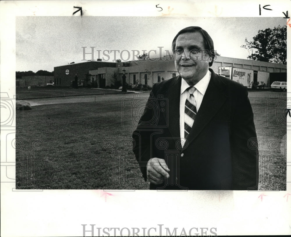 1981 Press Photo Mayor John G. Haba of Oakwood in Oak Industrial Park - Historic Images