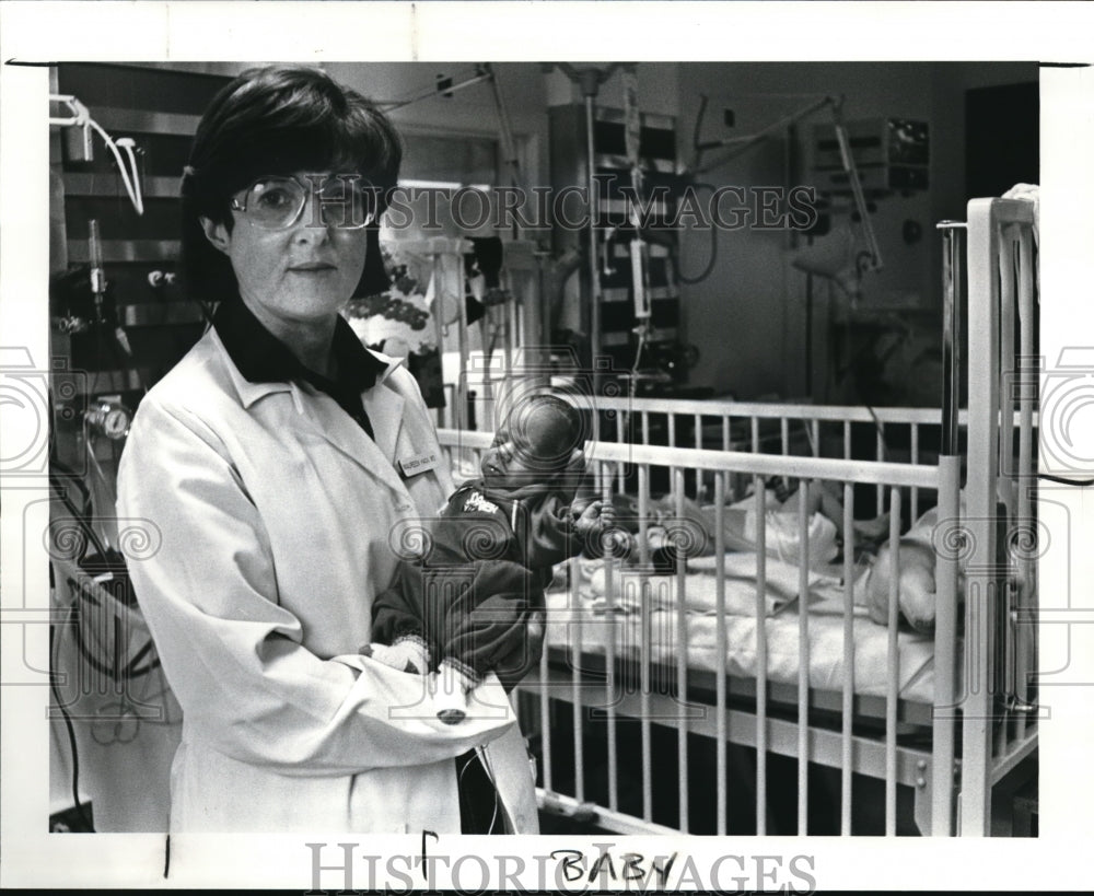 1986 Press Photo Dr. Maureen hack with Premature Baby - Historic Images