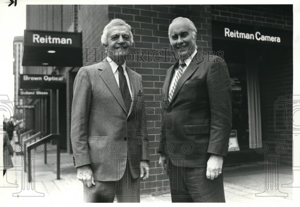 1983 Press Photo Milt Reitman seller &amp; Richard Greiner of Dodd Co. buyer - Historic Images