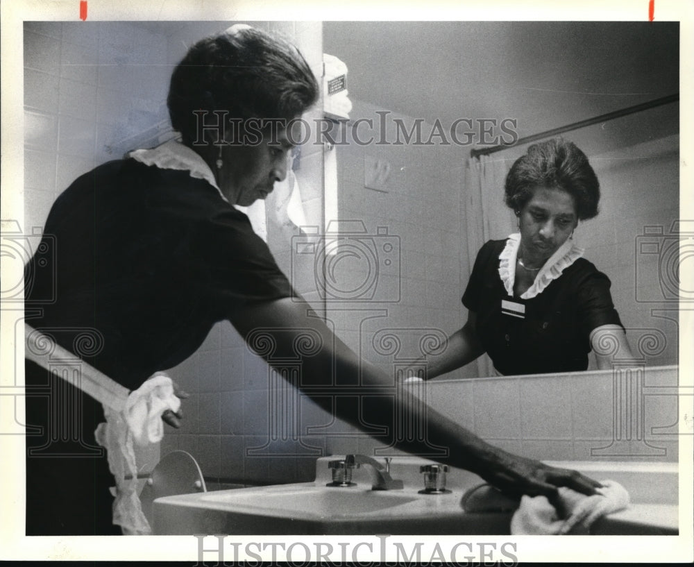 1979 Press Photo Ada Gresham, Chambermaid at Hollendon House - Historic Images