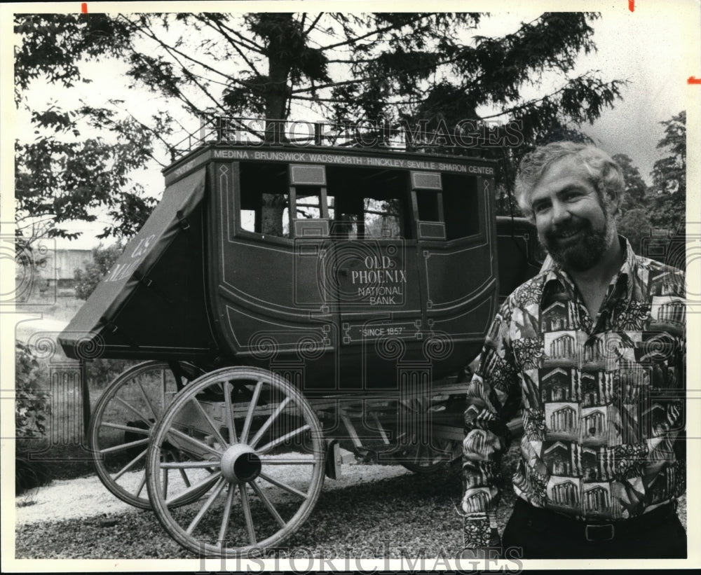 1979 Press Photo Ken Gregory, President of Kengraphics Inc. with 2nd Stage Coach - Historic Images