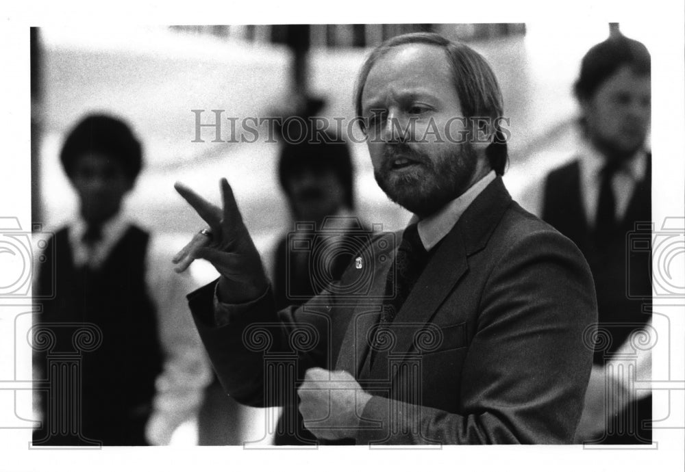 1981 Press Photo Chip Green Leads Group in Sign Language in Tenth Coin Program - Historic Images