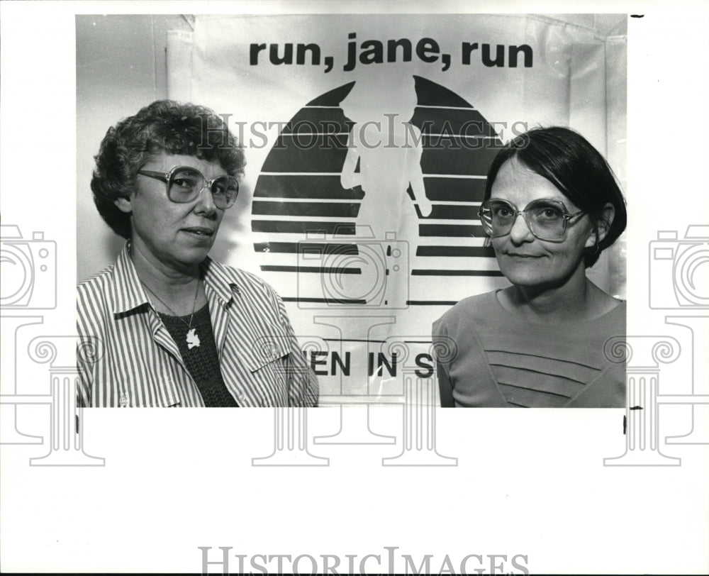 1989 Press Photo Claire Farnsworth and Susan Greene of Westide Women's Center - Historic Images