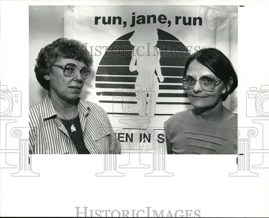 1989 Press Photo Claire Farnsworth and Susan Greene of Westide Women's Center - Historic Images